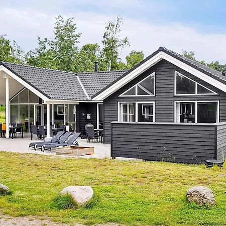16 Person In Vaeggerlose Bøtø By